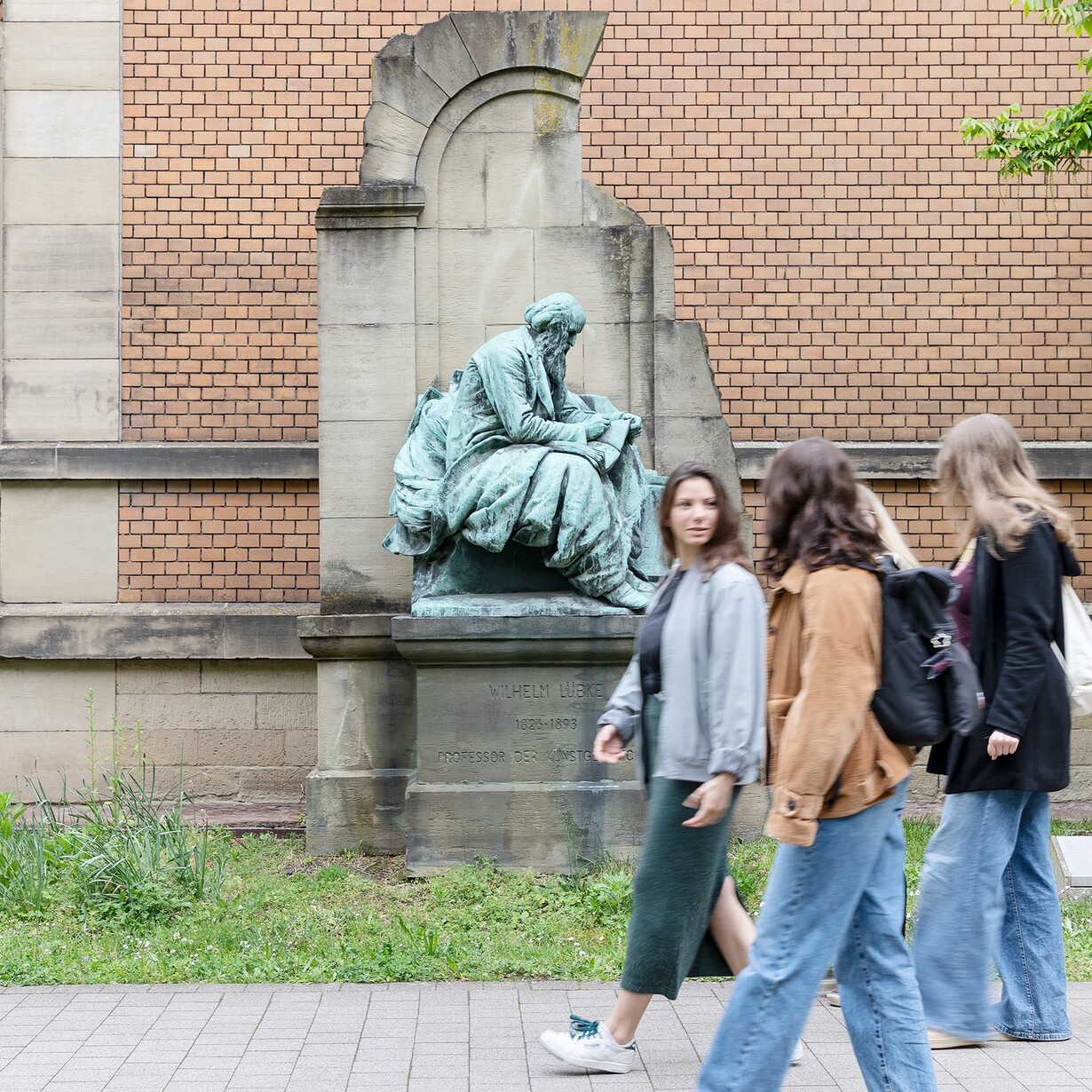 Studierende vor der Lübcke Statue